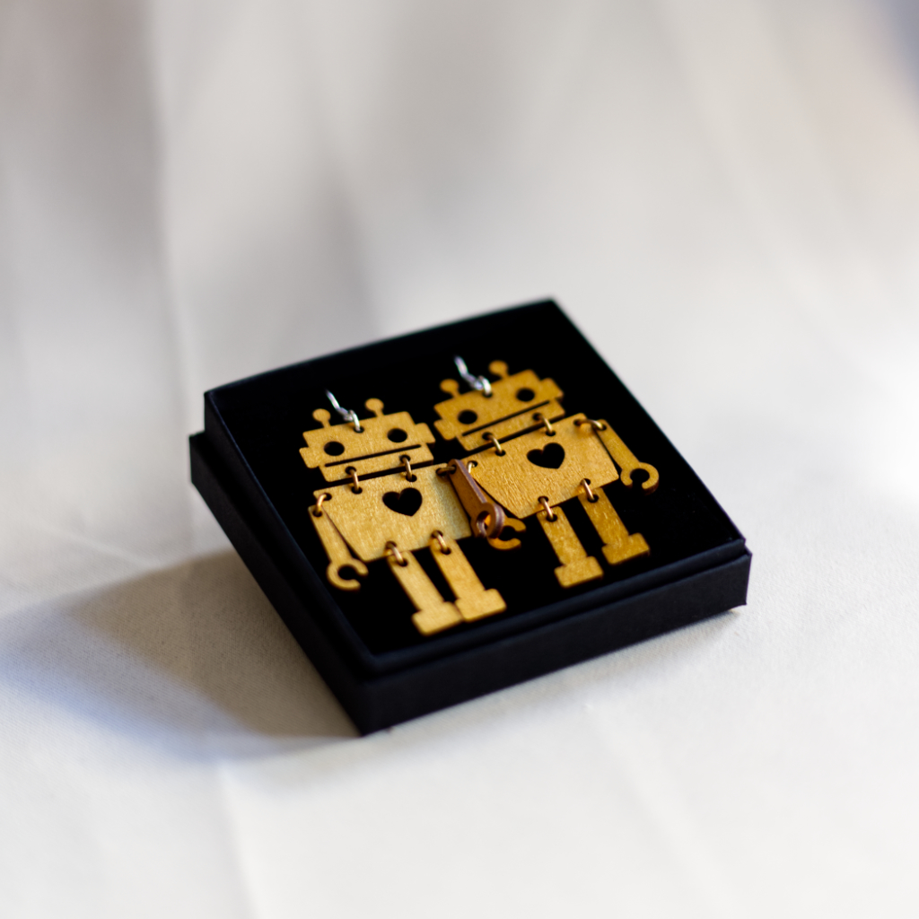 Robottirakkautta korvakorut kultaiset rasiassaan