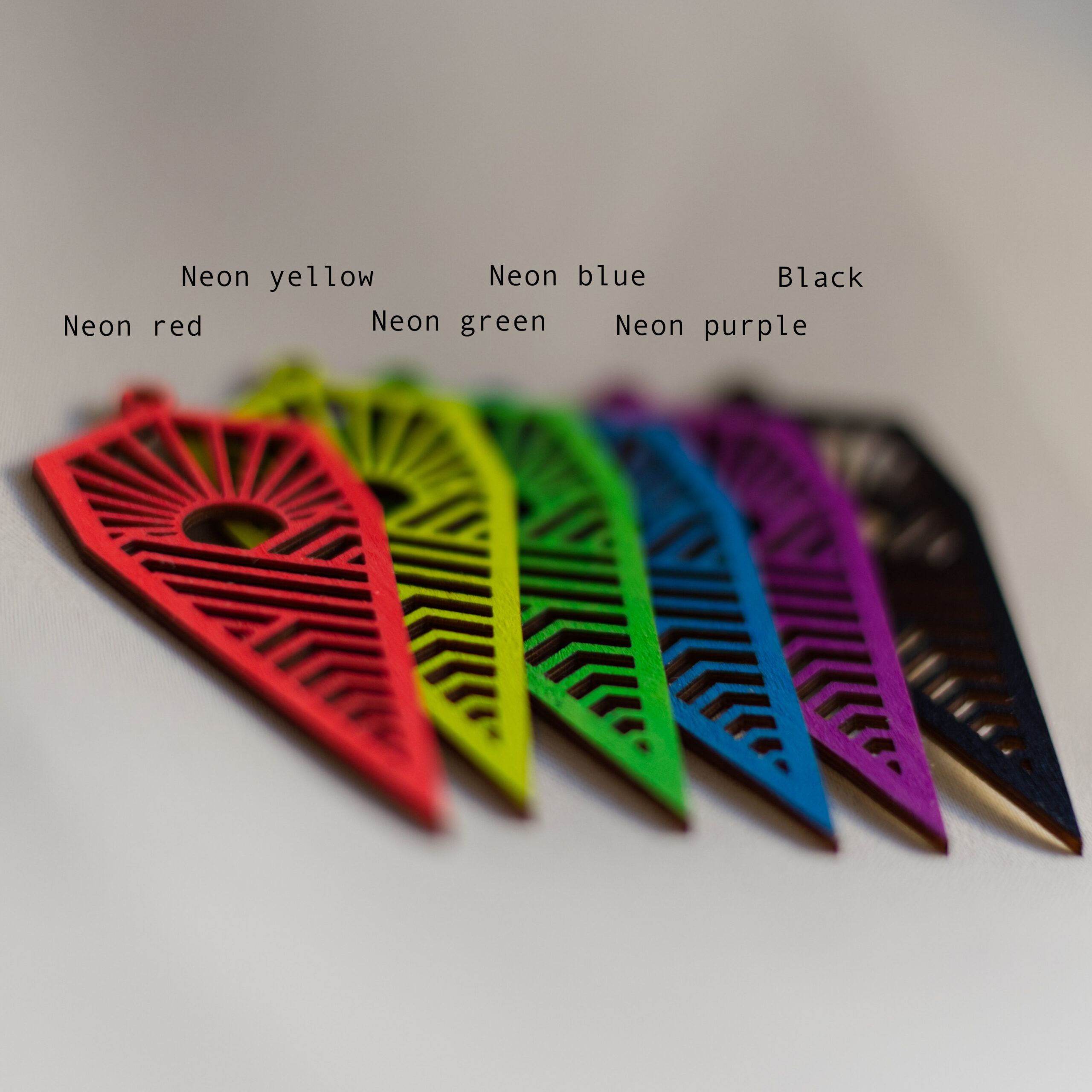 Korvakorujen värivalikoima. Neon sävyt